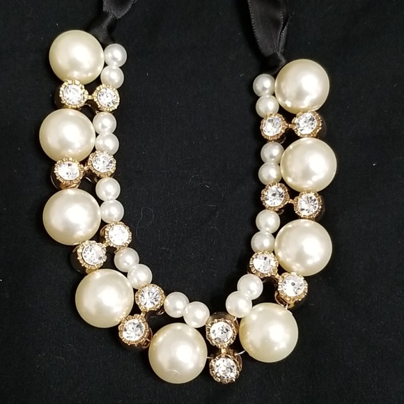 Simulated Pearl Neclace with Clear Rhinestones Acc - Picture 2 of 3